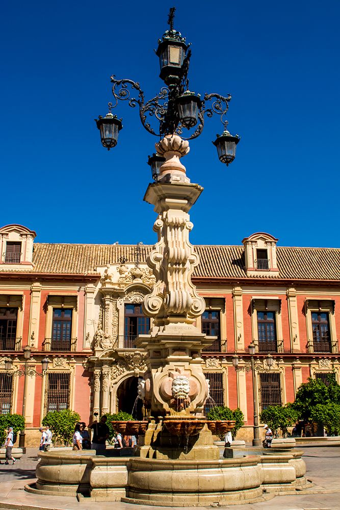 Palacio Arzobispal and Fuente Farola, Plaza Virgen de los Reyes, Seville, Andalusia, Spain.
